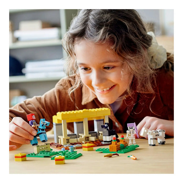 LEGO® Minecraft™ 21171 Der Pferdestall - spielendes Kind