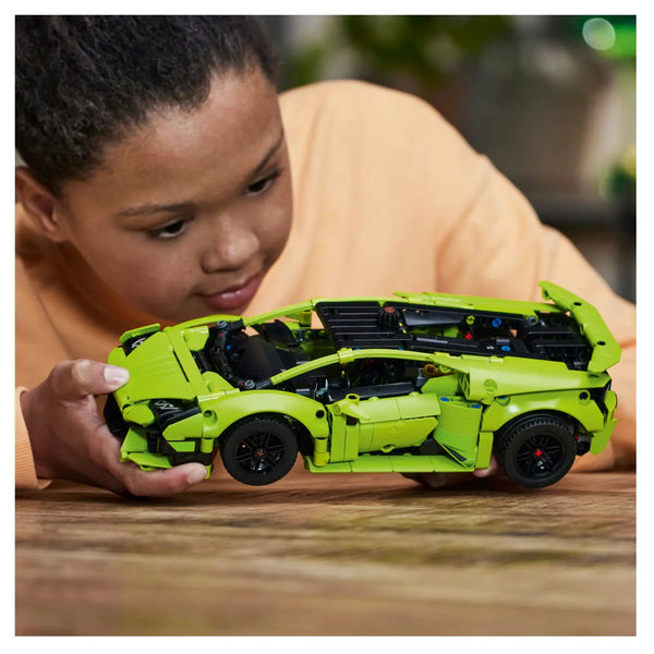 LEGO® Technic 42161 Lamborghini Huracán Tecnica Spielszene