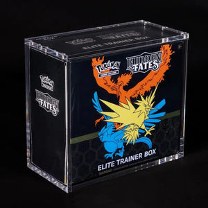 Pokemon Elite Trainer Box Acryl Case mit Inhalt seitlich