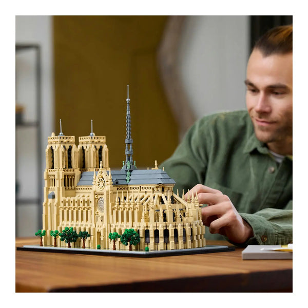 LEGO® Architecture 21061 Notre-Dame de Paris in Szene