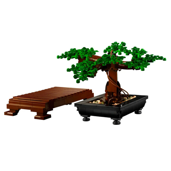 LEGO® Botanicals 10281 Bonsai Baum neben Holz-Sockel
