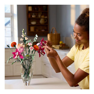 LEGO® Botanicals 10342 Schöner Rosafarbener Blumenstrauß in Szene
