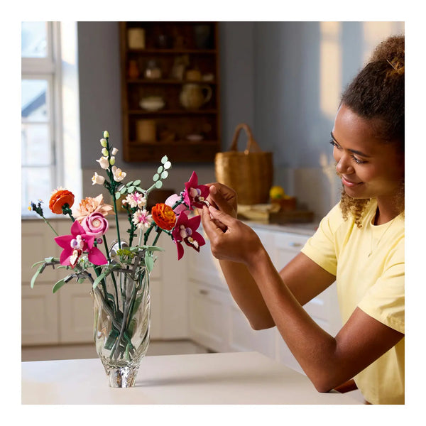 LEGO® Botanicals 10342 Schöner Rosafarbener Blumenstrauß in Szene