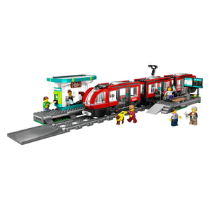 LEGO® City 60423 Straßenbahn mit Haltestelle aufgebaut