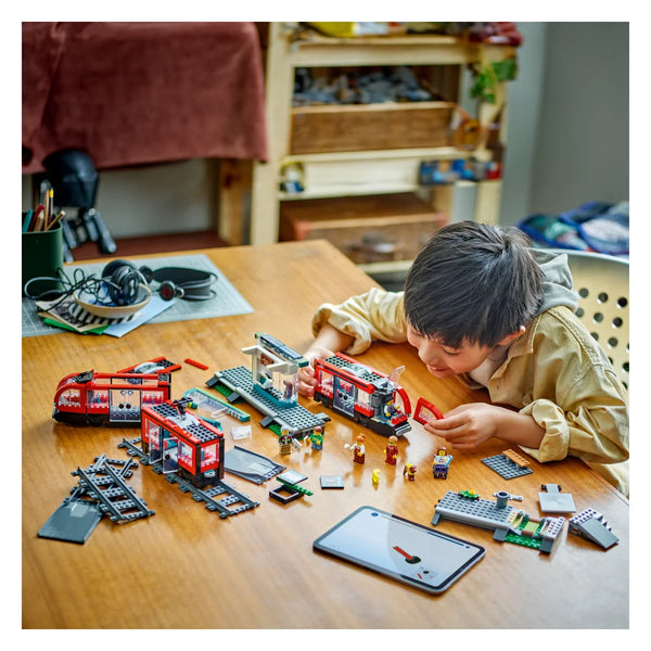 LEGO® City 60423 Straßenbahn mit Haltestelle für Kinder