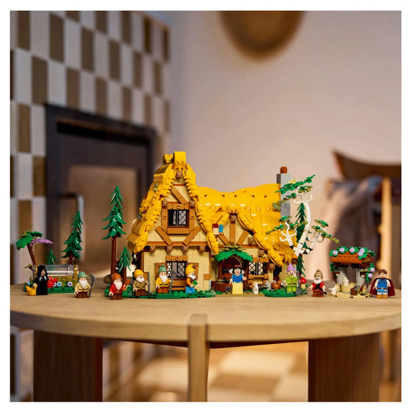 LEGO® Disney 43242 Die Hütte von Schneewittchen und den sieben Zwergen aufgebaut auf Tisch