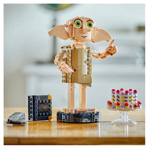 LEGO® Harry Potter™ 76421 Dobby™ der Hauself auf einem Tisch
