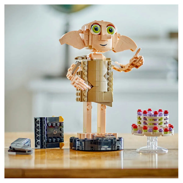 LEGO® Harry Potter™ 76421 Dobby™ der Hauself auf einem Tisch
