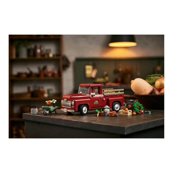 LEGO® Icons 10290 Pickup auf Tisch