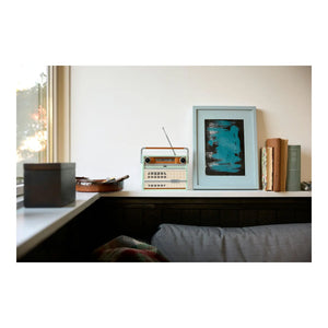 LEGO® Icons 10334  Retro-Kofferradio in Wohnzimmer Ambiente