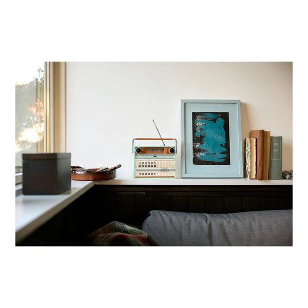 LEGO® Icons 10334  Retro-Kofferradio in Wohnzimmer Ambiente